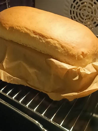 Mitten in der Nacht wieder Brot gebacken 🌙🍞 Frisches Milchbrot – noch viel zu heiß zum Anschneiden 😅 Rezept gibt’s dann beim Anschnitt 👀✨ #milchbrot #brotbacken #nachtbacken #homebaking #brotliebe