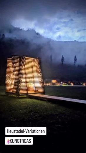 kunstroas on Instagram: "… Heustadelvariation reloaded CLEMENS BAUDER; Umsetzung mit KARL ENTACHER & Schüler*innen der HTL Kuchl Wie in vielen Bergregionen sind kleine Heustadel auch im Großarltal eng mit dem Landschaftsbild verbunden. Für die kunstroas entwickelte Bauder bereits 2023 in Hüttschlag ein Ensemble an Kleinstarchitekturen, die an die traditionelle Bauform der Rundholzblockbauten anknüpfen und diese neu interpretieren. Nun wird eine Heustadelvariation auf der Fischbacher-Wiese erneut