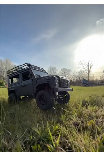 This 1:12 Land Rover Discovery crawler is CLEAN 🖤🔥 1:12 scale detailed body True 4WD capability High-clearance suspension Realistic off-road tires Comes with battery controller Perfect for backyard trails, rock piles, or building your own mini crawl course. Super scale look with legit crawling ability — not just for show. Tap the bottom left shopping bag 🛍️ Add to cart Checkout right here on live #RCCrawler #LandRoverRC #ScaleCrawler #RC4x4 #RCHobby