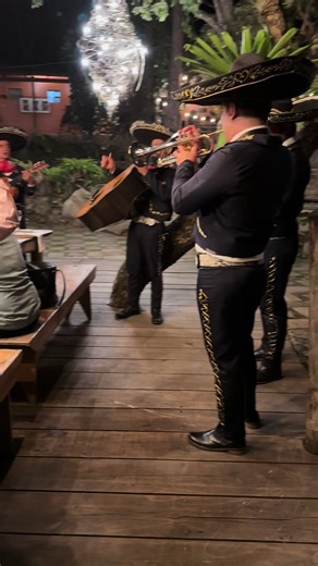 Las Mañanitas: Música Tradicional con Mariachi