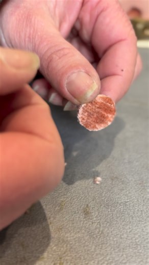 Le détail qui fait toute la différence ✨ Chaque bouton est confectionné à la main, un par un, avec précision et patience. Un geste presque d’un autre temps, mais essentiel pour donner vie au capitonnage et au caractère du fauteuil. Parce qu’un beau siège commence toujours par un savoir-faire invisible. #TapissierDécorateur #Capitonnage #FaitMain #ArtisanatFrançais #RestaurationDeFauteuil MétierDePassion | L’Atelier De Gouvert