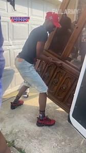 I have A LOT of strength in my fingers... 😩 🤣 #moving #movers #truck #workfail #fail | FailArmy