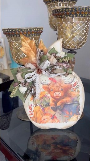 Fall Highland Cow Cutting Board DIY Decor. Decoupage Napkin and Mod Podge crafts for diy fall decor.