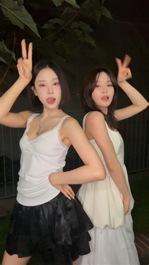 FIFTY FIFTY Official on Instagram: "만두냥🐈 + 키나냥🐈‍⬛ = #Pookie 🍏 #빌리 #션 선배님과 함께한 #Pookie_Challenge @billlie.official @sheonnnnn #FIFTYFIFTY #피프티피프티 #KEENA #키나 #Billlie #SHEON #푸키챌린지"