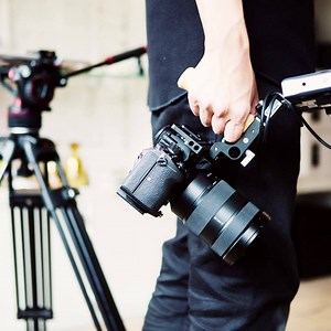 11K views · 65 reactions | Created to meet the needs of independent content creators, Manfrotto Camera Cages offer the possibility to combine a wide range of accessories on mirrorless or DSLR cameras. Discover their main features here: https://bit.ly/2JZhc7Y | Manfrotto | Facebook