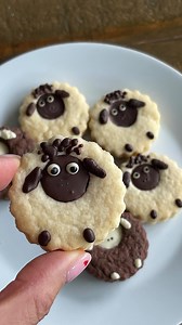 Chocolate & Vanilla Linzer cookies: in a cute sheep design 🐑🐑🐑 I love this design from last year. Do you still like it? . . Get decorating your favourite sugar cookies and fill them ganache and finish off with some adorable sheep faces with melted chocolate or candy melt. Have fun ❤️ . . #cookies #cookiesofinstagram #linzercookies #cookiedecorating #chocolate #easterbaking #baking #easyrecipe #cookiedesign | OH CAKES