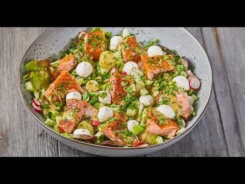 Opskrift: Salat af varmrøget laks med cremefraiche, ræddiker & agurk