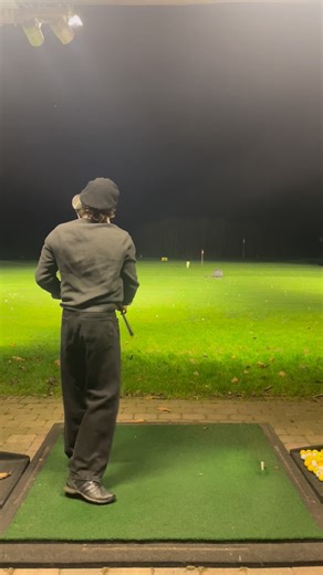 Fynn Jamil on Instagram: "Today’s fit #ootd #golfoutfit #golfswing #nightrange"