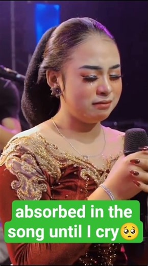 absorbed in the song until I cry #wayangkulit #music #sinden #music #campursari #nikensalindri