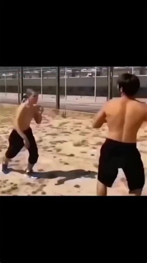 RELAYGAG on Instagram: "日本利用压电瓷砖将脚步转化为电能。这些瓷砖捕捉来自你脚步的动能。当你行走时，你的重量和动作会对瓷砖产生压力。瓷砖会轻微弯曲，从而产生机械应力。瓷砖内部的压电材料将这种应力转化为电能。每一步都会产生少量电荷，而数百万步结合在一起就能产生足够的电力来驱动 LED 灯、数字显示屏和传感器。在像涩谷车站这样繁忙的地方，每天大约有 240 万个脚步为这一系统作出贡献。 这些电能可以被储存或立即使用，从而减少对传统电力来源的依赖，并支持可持续的城市基础设施。 这种方法将日常运动转化为实用的可再生能源。 #日本 #知识 #事实 你知道吗 推荐 科技 创新 历史 技术 实验 热门"