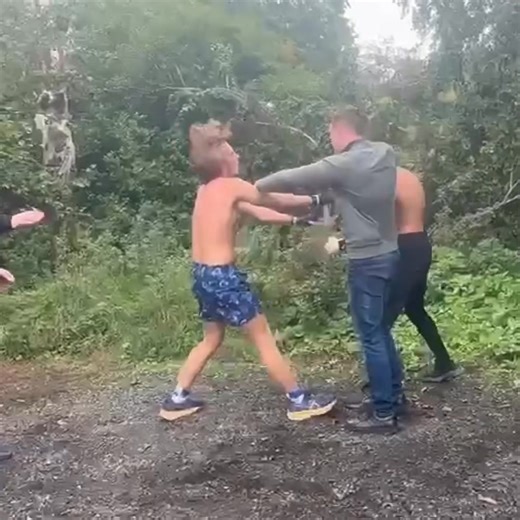 Two young lads had a problem and chose courage over chaos.. No knives, no guns, no sly punches or friends jumping in they faced it, shook hands and walked away with their lives intact. Too many young men are being buried over pointless beef this is an old school mentality that actually saves lives these lads are examples of how the youth of today should be acting .. FairPlay 👏 👊 🔥 #fyp #beef #squashed #trending #great #fight #fairplay | Lou Fuse