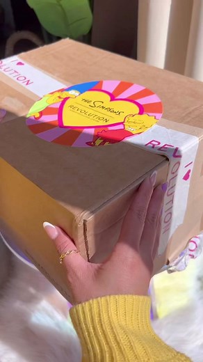 would you buy it? unboxing The Simpsons collection by Makeup Revolution 💛💖 tysm @makeuprevolution for gifting to me! #thesimpsons #asmr #asmrunboxing