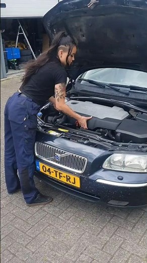 Working on another car for a change 😊 #volvo #volvocars #v70 #carshorts #carslover #cargirl