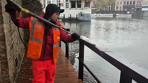 ⛴️ De aanlegsteiger werd mooi proper gemaakt voor de Sinterklaasintrede nu zondag 23 november. Kom zwaaien naar de Sint en geniet van een gezellige namiddag in Brugge! 👉👇 14.30-14.45 uur: Sinterklaas vaart op de reitjes, start aan de Rozenhoedkaai. 14.45-15.00 uur: Aankomst Sint en Pieten aan Oud Sint-Jan met animatie op 't Zand. 15.00-15.15 uur: Stoet van Oud Sint-Jan naar 't Zand. 15.15-15.30 uur: Sinterklaas spreekt de kinderen toe op ’t Zand. 16.30 uur: De Zotte Pietenshow in het Concertge