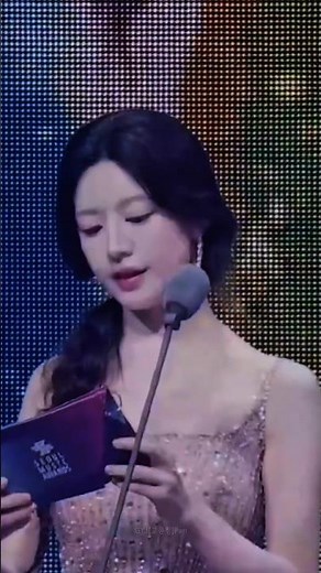 Go YounJung presents the World Best Artist Award to BOYNEXTDOOR at the 35th Seoul Music Awards 2026