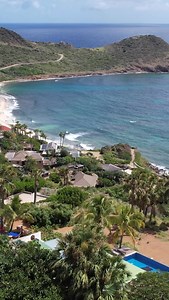 🇫🇷 À Saint-Barth, la mer est bien plus qu’un décor : c’est une vocation. Fiers de leurs racines, les frères Ledée, Thomas et Noé, ont grandi entre les vagues de Toiny et les récits de leur père. Aujourd’hui, ils portent haut les couleurs de l’île sur les circuits internationaux de surf, tout en revenant s’entraîner sur leur spot préféré : la maison. Saint-Barthélemy, c’est ce mélange unique de beauté sauvage et de passion sportive, où chaque houle devient une invitation à glisser et chaque cri