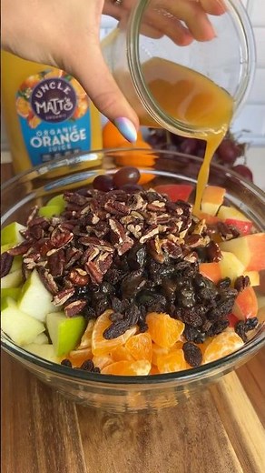 Fall Harvest Fruit Salad! Perfectly sweet, zesty, with a kick of apple pie spice! 🍎🍊