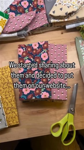 If you’re storing bread in plastic, this is your sign to upgrade. 🍞✨ Our Bread Bags are designed to keep bread fresh without trapping moisture or drying it out, and they come in three practical sizes to fit real life baking. Best of all? Each one is handmade by women right here in North Alabama. 🏡💛 Unlike plastic bags (which cause sweating and mold) or the fridge (which dries bread out), breathable fabric creates the ideal environment for sourdough and homemade bread. Here’s how to choose the