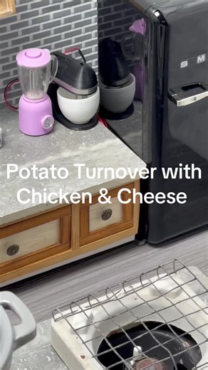 Creamy mashed potatoes stuffed with sauted chicken then sprinkled with cheese.#minivlog #fyp #foodie #easyrecipe #miniature! 👌🏾