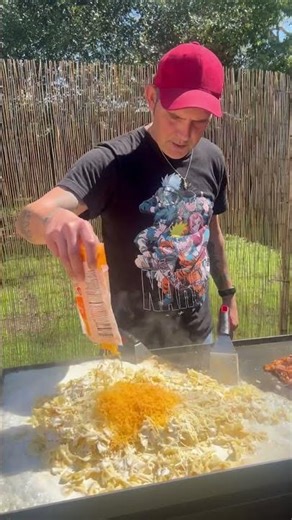 Quick & Easy Cajun Alligator and Crawfish Cheesy Pasta on the Flattop Griddle | Let’s Go!