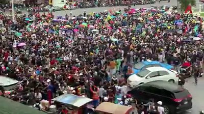 The moment protesters part for an ambulance near Victory Monument in Bangkok on Sunday. Thousands in Thailand gathered for demonstrations, defying a ban for a fifth day running. READ: https://cna.asia/2HjfuyE (Video: Pichayada Promchertchoo) | CNA