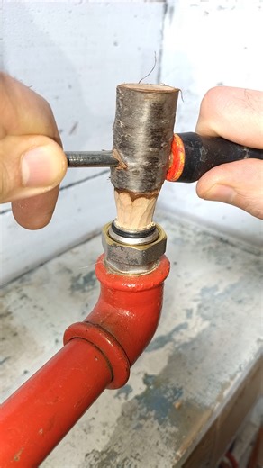 Simple Creative on Instagram: "Great DIY Plumbing Tricks! How to unscrew a stuck coupling from a pipe #diy #plumbing #tipsandtricks #skills #fblifestyle"