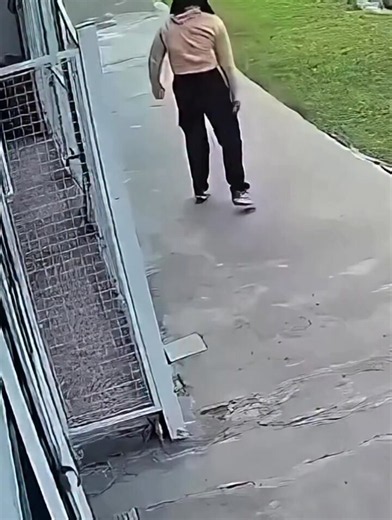A woman in Argentina tried to outsmart a thief by throwing her phone over a gate to keep it away from him. He simply reached through the bars, grabbed it, and rode off on a motorcycle with his partner. The plan backfired completely and the whole thing was caught on security cameras in broad daylight 😭