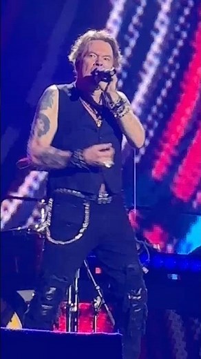 Classic Axl Rose Serpentine Moves — He’s Still Got It!