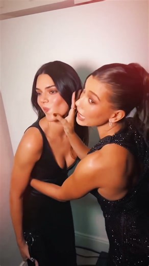 How to pose like a supermodel duo 💋 | Kendall Jenner & Hailey Bieber