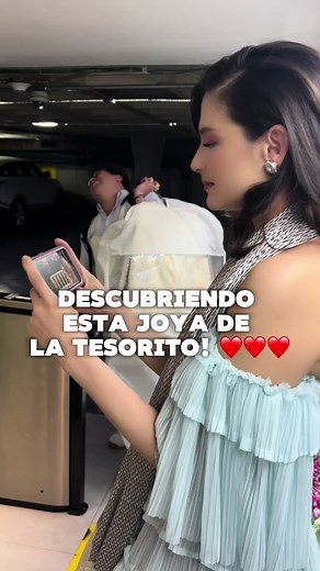 Te quiero Tesorito! Vuestra música nos alegra el día @Laura Leon gracias por contagiarnos con esa chispa que siempre os caracteriza. Eres única ❤️❤️❤️ (Siendo feliz mientras trabajo) Con mi equipo: @BENITO SANTOS 👗 @danavilan 💄 @carlosarriolahair haircut 💇🏻‍♀️ @Arnold Hemkes 🎥❤️ @muma_mex / management #chispa #alegria #admiracion #tesorito #respeto #artista #camaraderia #cariño #artista