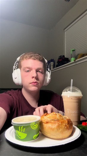 Mac n cheese bread bowl with an iced vanilla latte #food #eating #fyp #CityTasteTest #mehungrynow