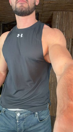 RT @muscleukjosh: Should I flex... or is this enough?😏