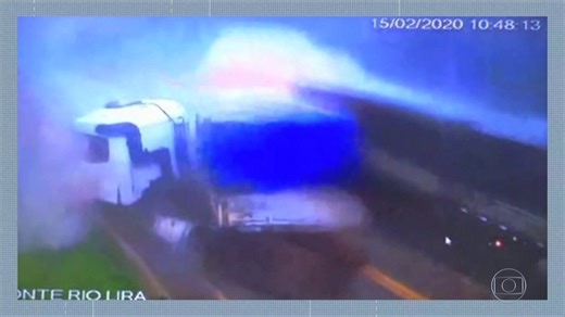 Caminhões batem de frente em rodovia no Mato Grosso
