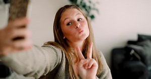 Exit la “duckface”: voici la nouvelle grimace qui inonde les réseaux sociaux