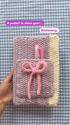 Aishwarya Deepak | Crocheter • Content Creator • Educator on Instagram: "Double crochet (DC) tutorial link in my BIO! Crochet Book Sleeve 🎀 You can customise the measurements according to your book. Here’s what I did! ✨ Foundation chain: 19 cm long. The foundation chain should be according to the LENGHTH of your book. 1. Working in the fourth chain from the hook, 1 dc. 2. 1 dc in every chain till the end of the row 1. Ch 2 (doesn’t count as a stitch).and turn your work. 3. Row 2: 1 dc in the ve
