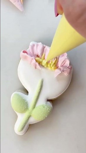 Top 3 Tips for Creating Royal Icing Floral Petals