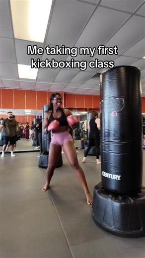 Because who allowed me to kick my leg that high😂.. I don’t even think this is a kickboxing move but ya girl had fun🥰 Thank you Jacinda for the bestttt class😆😆❤️ P.s this video is meant to be funny please don’t come for the form on ANYTHING.
