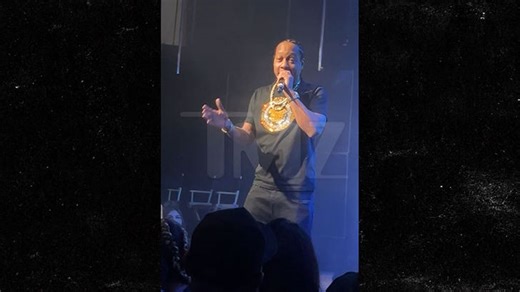 DJ Quik Performs His Classics For Fans