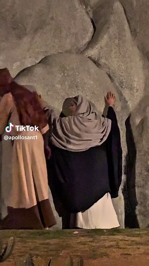 PARTE 3 - O RENASCIMENTO Foi dia de assistirmos pela primeira vez a Paixão de Cristo de Nova Jerusalém, o maior teatro a céu aberto do mundo. É verdadeiramente emocionante! 🥹 Acontece no município do Brejo da Madre de Deus, a 180km de Recife. A gente se sente parte do espetáculo, são nove palcos que reproduzem ambientes como arruados, lagos, jardins, pátios, palácios, além do Templo de Jerusalém. Que Deus abençoe a todos nós! 🙏✨ #paixaodecristo #cristo #pascoa