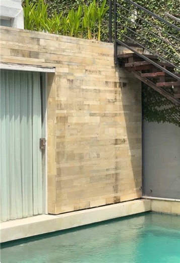 Save this for your Bali vacation 🌴 Villa Yasa is perfect if Canggu is on your list. A private 3-bedroom villa with its own pool, enclosed living area, and a layout that works for families or friends traveling together. Located in the heart of Canggu, you’re close to beaches, cafés, and hotspots. But once you’re inside, it’s calm, comfortable, and fully private. Mornings by the pool, easy days out, and quiet nights back at the villa. If you want space, privacy, and a central location without sac