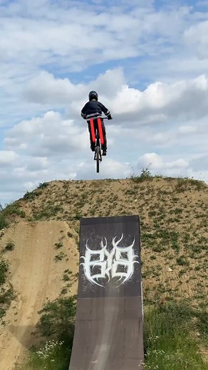 2.5K views · 4.6K reactions | So many people make these mistakes when doing a Whip!  look closely! #sendersacademy #mtb #bike #mtblife #bikelife #fahrrad #downhillmtb #freeridemtb #mtbdh #mountainbike #bicicleta #bici #enduromtb #fahrtechnik #howto #tutorial #velo #diy #academy #learning #jumps #tricks #bikepark #enduro #trial #dirtjump | Elias Schwärzler | Facebook
