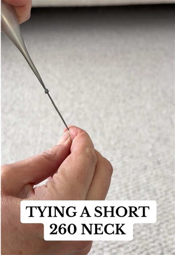 TYING A 260 BALLOON Sometimes, the neck of a 260 is too short to tie when blown to full capacity - here’s a quick way to give yourself more neck to tie with #260balloon #260balloontechnique #tyingballoon #balloontying