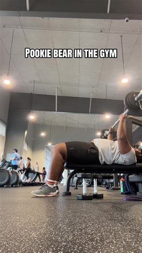 “Looka dat form.” - Bookie Slight bend in the knees, no arch in the back and a hinge at the waist. YUH! #fyp #wlw #BecomingTC #gymtok #fitness