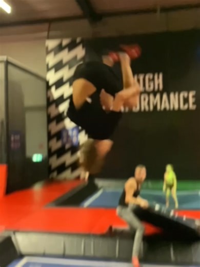 insane tripple back 🔥🔥#flip #tricking #insane #fliping #bryanskyfree #trampoline #triple #backflip #double