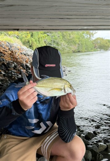 Catch Huge Fish Using Metal Prawn Lure Techniques