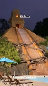 Troy Daniels shows us the first glimpse of the Orlando Bubble poolside. 🔥 (🎥: Instagram/Troy Daniels) | theScore