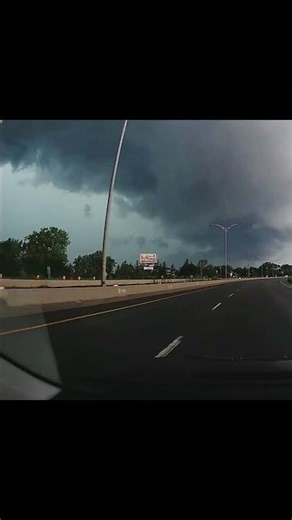 What is it like driving into a giant thunderstorm? How to survive a storm? #drivesafe #thunderstorm