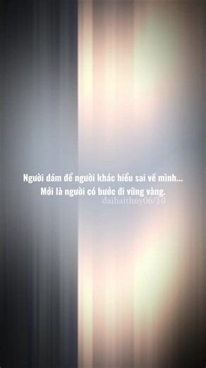 Có một kiểu người không còn cần người khác phải hiểu mình nữa. Người không còn khao khát được thấu hiểu. Không phải vì họ lạnh lùng. Mà vì họ đã chạm được chiều sâu bên trong mình. Họ không cần được công nhận. Vìì họ không còn sống để chứng minh. Họ bận sống cho điều mình chọn, và cho những người thật sự quan trọng. Giá trị của họ không còn nằm ở ánh nhìn bên ngoài. Nên họ không cần mượn người khác để định nghĩa mình là ai. Họ không từ chối sự thấu hiểu. Họ chỉ không còn phụ thuộc vào nó. Họ chọ