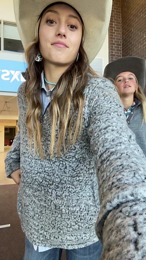 Buckle bunnies 🐰 #rodeo@Maizy🪩😺