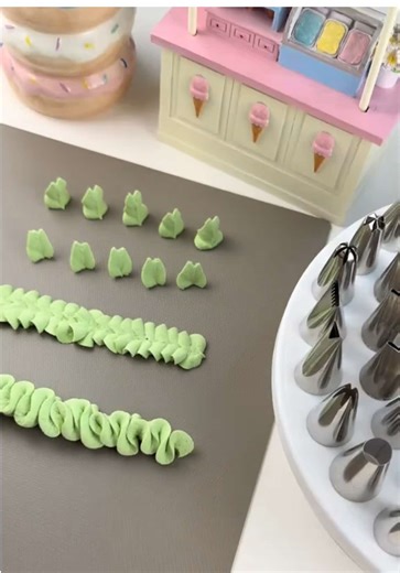 Stop buying piping tips! 🎉 This time, I used ONE cut to recreate the most popular leaf tip (#352 & #366) and piped THREE different styles with it 😍🌿 ✨ Here’s how I did it: ✂️ I snipped both sides of the piping bag to mimic a leaf tip 🌿 Then piped 3 different designs — all from that single cut! 🧁 No metal tips, just a piping bag and a little creativity 📝 Quick Tip: To pipe leaves, angle the bag then squeeze and pull for that perfect leaf shape! 🍃 Squeeze once for a simple leaf. Twice for a